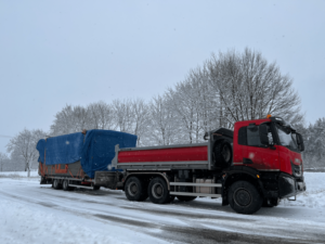 Nákladní automobil Iveco převážející maringotku
