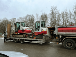 Dva bagry Takeuchi na podvalníku