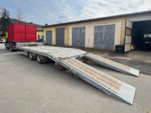 Podvalník za nákladním autem