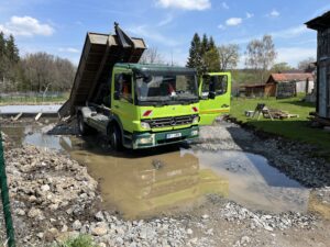 Nákladní auto Mercedes ve vodě