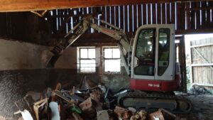 Bagr Takeuchi při demolici