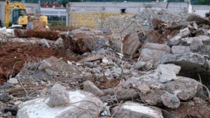 Kusy betonu z demolice
