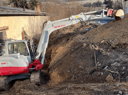 Bagr Takeuchi rovnající terén